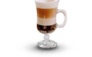 Imagem de uma taça de vidro contendo um café latte com camadas de leite e café expresso, servida em uma elegante taça com alça.